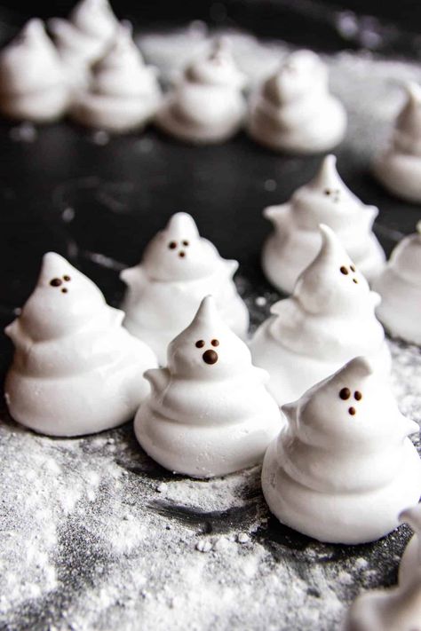 Homemade Ghost Marshmallows, Halloween Marshmellow Ideas, Halloween Pound Cake, Homemade Halloween Marshmallows, Ghost Marshmallow Treats, Creepy Baked Goods, Marshmallow Ghosts Halloween, Rice Crispy Ghosts, White Halloween Food