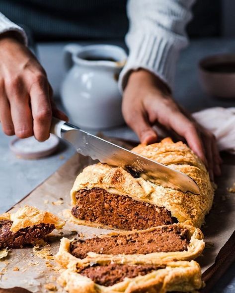 Meatloaf Wellington, Vegetarian Mushroom Gravy, Vegan Mushroom Wellington, Ella Vegan, Vegan Wellington, Vegan Loaf, Mushroom Wellington, Rainbow Plant Life, Vegan Meatloaf