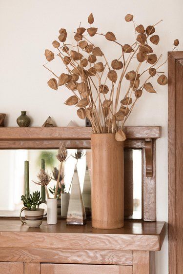 Dried Plant Arrangements, Plant Arrangement, Lotus Pods, Dried Plants, Billy Buttons, Decor Hacks, Dry Plants, Metal Vase, Dry Leaf