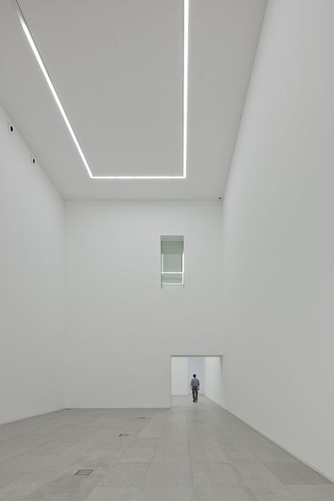 Exhibition space inside the International Centre for the Arts Jose de Guimarães by Pitagoras Arquitectos. محطة وقود, Art Gallery Interior, Gallery Lighting, Gallery Design, White Room, Exhibition Space, White Space, Art Galleries, Ceiling Design