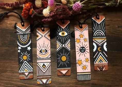 At home cract project. Hand painted bookmarks on wood Cool Bookmarks Creative, Hand Painted Wooden Bookmarks, Hand Painted Bookmarks, Painted Bookmarks, Wooden Bookmarks, Water Bottle Crafts, Wood Jewelry Diy, Wood Bookmark, Handmade Bookmarks Diy