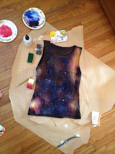 How to make your own galaxy T Shirt Tshirt Upcycling, Diy Galaxie, Gamle T Shirts, Galaxy Clothes, Bleach Designs, Bleach Fabric, Galaxy Shirt, Diy Galaxy, Astuces Diy