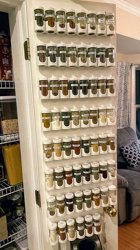 Wall Mounted Spice Rack, Roof Storage, Spice Racks, Clean Space, Spice Storage, Spice Organization, Organize Declutter, Pantry Design, Practical Storage