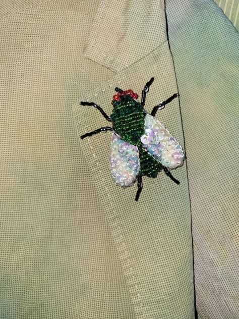 Green fly brooch, embroidered with seed beads and sequins Bug Inspired Fashion, Fly Embroidery, Bug Embroidery, Beaded Bugs, Bugs Embroidery, Diy Shirts, Photo Fun, Brooch Diy, Garden Dress