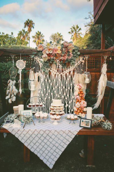 Boho wedding dessert display idea - wooden table with macarmé backdrop, lush flowers, dream catchers and assorted desserts {Chris Wojdak Photography} Bohemian Backyard Wedding, Bodas Boho Chic, Dessert Display Wedding, Bohemian Backyard, Idee Babyshower, Interior Boho, Bohemian Baby Shower, Boho Styl, Bohemian Baby