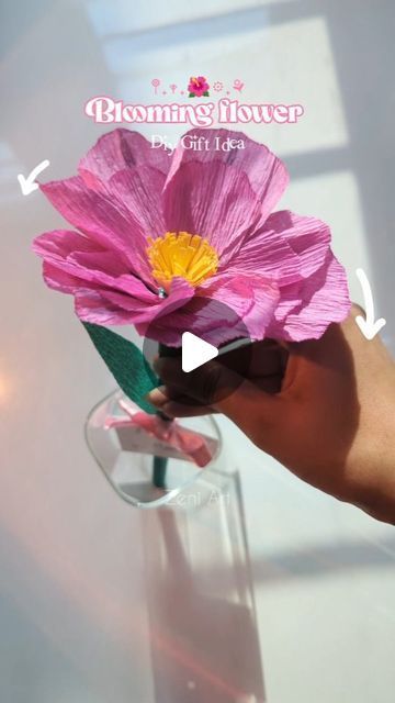 Gift For Mom Birthday Diy, Hard Paper Crafts, How To Make A Paper Flower, Paper Flowers Aesthetic, Diy Mom Birthday Gift, Moving Flowers, Mechanical Flower, Flower Craft Paper, Birthday Present For Mom