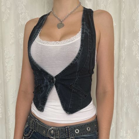 Vest Outfits Aesthetic, Diy Vest, Denim Vest Outfit, 70s Inspired Outfits, 2000s Denim, Vest Denim, 2000s Clothing, Vest Layering, Outfits 2000s