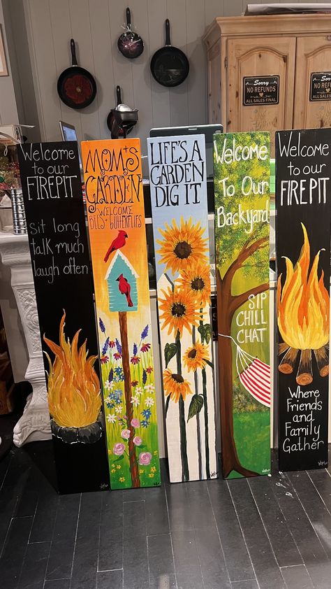 Plank Art, Garden Fence Art, Art Pole, Door Signs Diy, Wood Pallet Art, Wooden Welcome Signs, Porch Welcome Sign, Fence Art, Pallet Crafts