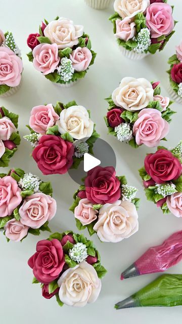 Cupcake Techniques, Buttercream Roses Tutorial, Rose Frosting, Icing Tutorials, Rose Icing, Buttercream Flowers Tutorial, Piping Buttercream, Frosting Flowers, Flower Cupcake