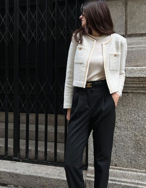 Black And White Tweed Blazer Outfit Chanel Jacket, Cropped Boucle Jacket Outfit, White Chanel Jacket Outfits, Chanel Work Outfit, Beige Tweed Jacket Outfit, White Boucle Blazer Outfit, Cream Boucle Jacket Outfit, Boucle Cardigan Outfit, Tweet Blazer Outfit