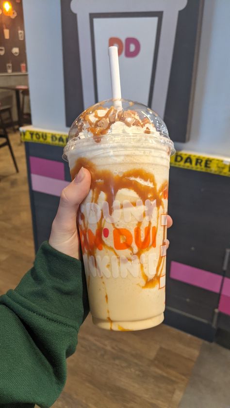 Dunkin Caramel Iced Coffee Recipe, Frozen Dunkin Drinks, Dunkin Donuts Drinks, Best Dunkin Donuts Drinks, Iced Frappe, Dunkin Donuts Coffee Drinks, Coffee Dunkin, Dunkin Drinks, Caramel Drinks