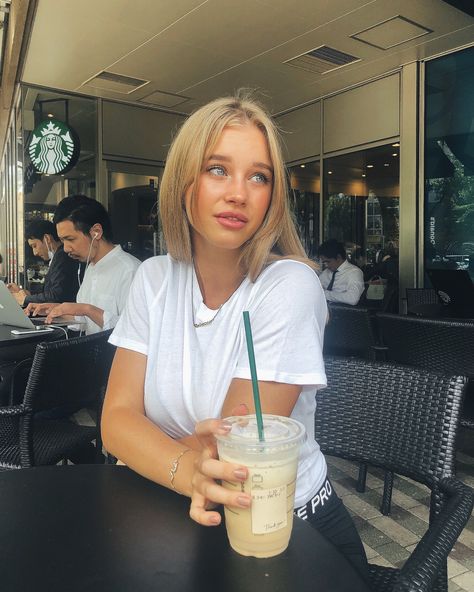 Chillin at Starbucks in Tokyo 🖤 #starbucks #girl #coffee #goodtimes #travel Starbucks Selfie Instagram, Drinking Starbucks Pose, Nandi Hills Bangalore Photography, Starbucks Photoshoot Ideas, Foto Starbucks, Starbucks Bebidas, Starbucks Selfie, Bangalore Photography, Starbucks Pictures