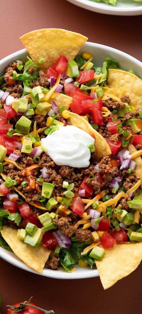 bowl of taco salad with romaine lettuce, taco meat, cheese, tortilla chips, avocado, salsa, corn, and sour cream Savory Lunch, Easy Taco Salad Recipe, Taco Salad Recipe, Viral Recipes, Taco Salad Recipes, Seasonal Salad, Best Cocktail Recipes, Taco Salad, Best Side Dishes