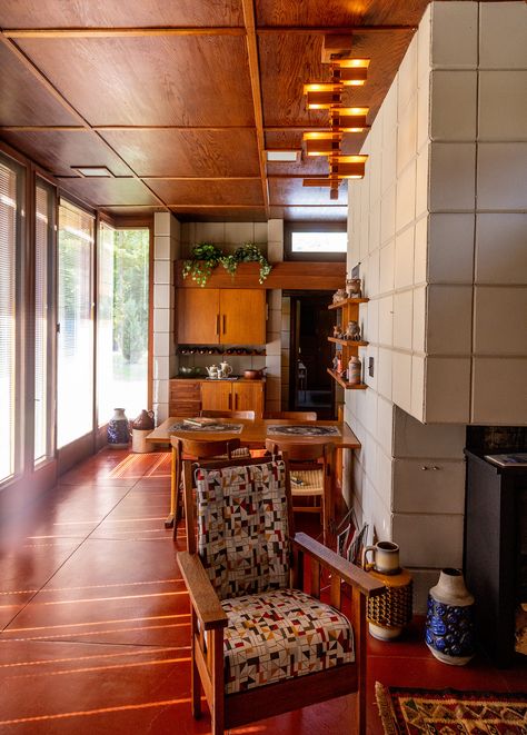 The Eric & Pat Pratt House: Usonian Design by Frank Lloyd Wright | ArchEyes Ennis House Frank Lloyd Wright, Frank Lloyd Wright Color Palette, 80s Architecture, Usonian Architecture, Frank Lloyd Wright Usonian, Usonian House, Robie House, Frank Lloyd Wright Buildings, Frank Lloyd Wright Design