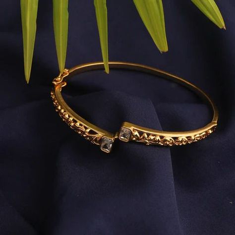 Gold Bracelet Simple, Antique Jewelry Indian, Indian Jewelry Sets, Bangles Jewelry Designs, Gold Bangles Design, Gold Jewelry Simple, Gold Bracelet For Women, Bangle Designs, Antique Necklace