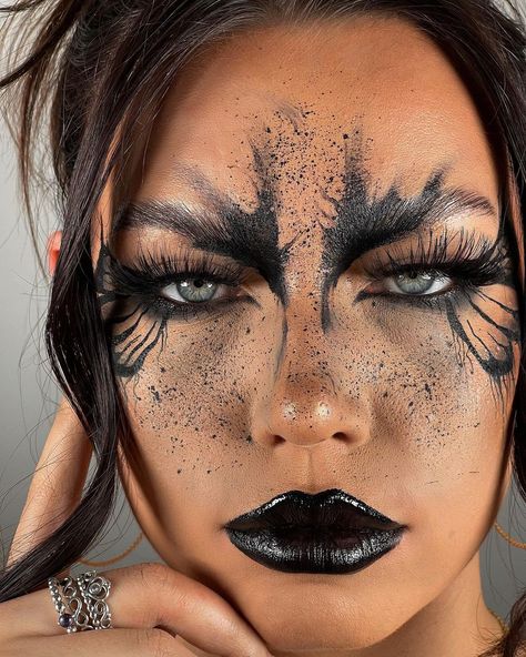 Dark Deer Makeup, Made Up Superheroes, Halloween Makeup Trends 2023, Goth Witch Makeup Halloween, Third Eye Halloween Makeup, Dark Queen Makeup Halloween, Dark Angel Hairstyle, Halloween Photoshoot Makeup, Assassin Makeup Female