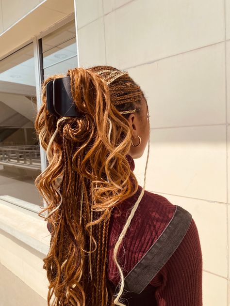 French Curls Braids Brown And Blonde, Split Braids Hairstyles, Ginger Twist Braids Hairstyles, 613 Large Knotless Braids, French Curls Braids Peekaboo, Light Brown French Curl Braids, Brown And Blonde Braids With Curls, Colored French Curl Braids, Black And Blonde French Curl Braids