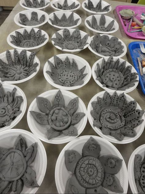 Picture Elementary Art Lessons, Art Elementary, Clay Projects For Kids, Hantverk Diy, Kids Clay, 4th Grade Art, Kids Pottery, Tanah Liat, Elementary Art Projects