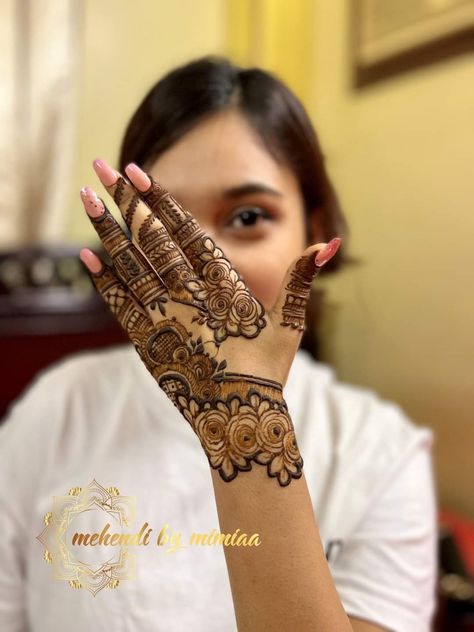 Bangles Style Mehndi Designs, Mehedi Design For Back Hands, Mehendi Designs For Girls Front Hand, Bridesmaids Mehendi Design, Western Mahendi Design Simple, Mordern Mehandi Design, Simple Floral Mehandi Designs, Mehdi Degine Simple Unique, Back Hand Mehndi Designs Stylish Unique Simple