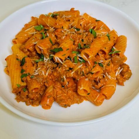 Spicy Rigatoni with Sausage - Yel's Kitchen Spicy Sausage Rigatoni, Spicy Rigatoni Pasta, Italian Sausage Rigatoni, Rigatoni With Sausage, Spicy Rigatoni, Rigatoni Recipe, Spicy Sausage Pasta, Sausage Rigatoni, Rigatoni Recipes