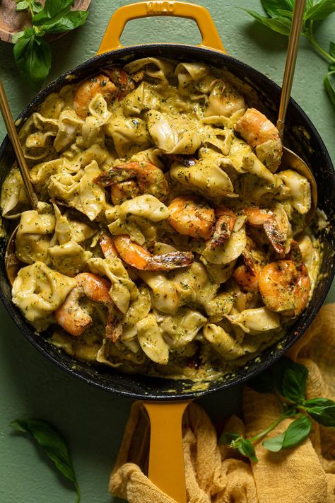 Creamy Shrimp Pesto Tortellini Pasta Shrimp Tortellini, Pasta Simple, Shrimp Pesto Pasta, Pesto Shrimp, Spinach Tortellini, Pesto Tortellini, Simple Healthy Recipes, Creamy Shrimp, Tortellini Recipes