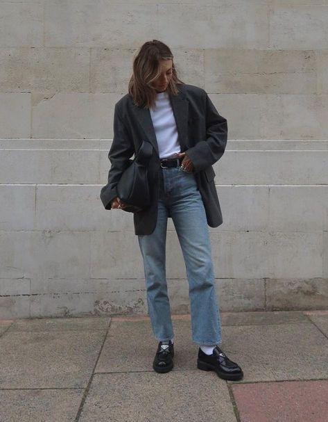 Loafers And Jeans Outfit, Loafers Outfit Aesthetic, Tan Leather Sofa, Loafer Outfits, Outfit Ideas Autumn, Girl Office, Loafers Trend, Chunky Loafer, Prada Loafers