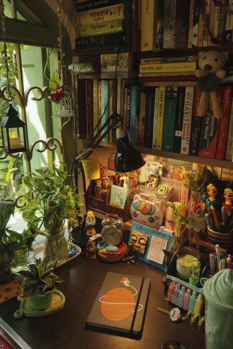 https://instagram.com/ritushree8335?igshid=YTQwZjQ0NmI0OA== Clutter Desk Aesthetic, Desk Maximalist, Maximalist Desk Setup, Artist Desk Setup, Hippie Desk, Vintage Desk Setup, Maximalist Room Aesthetic, Maximalist Desk, Eclectic Desk