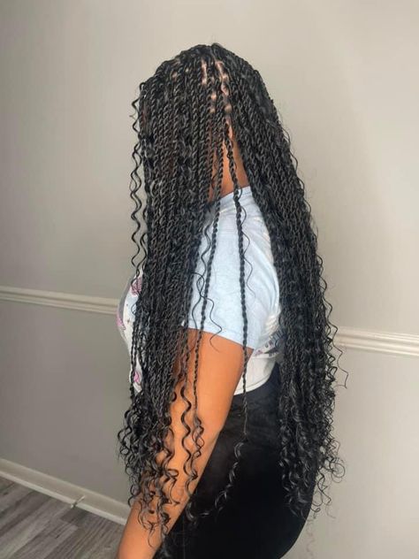 Senglease Twist Medium Long, Small Senegalese Twist With Curls, Goddess Senegalese Twists, Singlesese Twist, Sengelese Twist Knotless, Senegalese Goddess Twist, Singleleese Twist Braids, Small Boho Island Twist With Curls, Senglease Twist Long With Curls