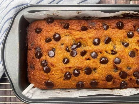 Golden brown keto pumpkin bread sprinkled with sugar-free chocolate chips in baking pan. Chocolate Chip Bread Recipe, Flours Banana Bread, Chocolate Chip Bread, Pumpkin Chocolate Chip Bread, Keto Pumpkin, Pumpkin Chocolate Chip, No Bake Brownies, Best Banana Bread, Pumpkin Chocolate Chips