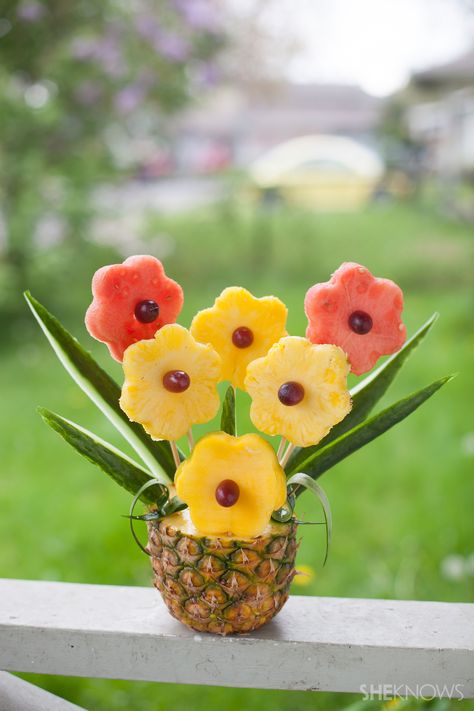 Tropical fruit bouquet in a pineapple vase – SheKnows Fruit Bouquet Diy, Edible Fruit Arrangements, Pineapple Vase, Fruit Bouquet, Deco Fruit, Fruit Creations, Fruit Centerpieces, Edible Bouquets, Diy Edible