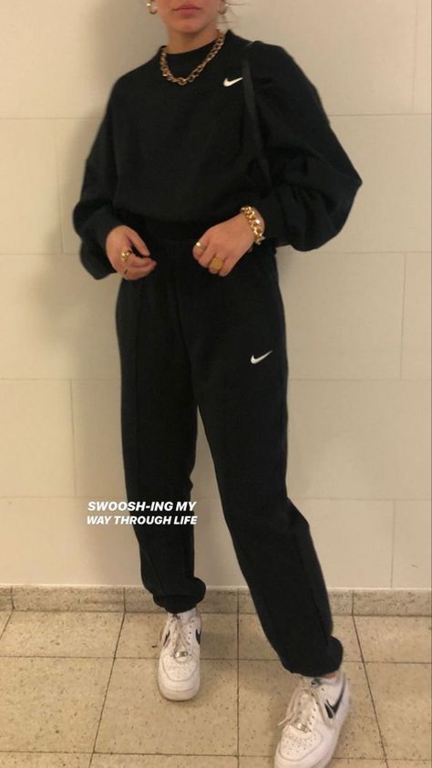 Nike Sweat Outfit, Emsemble Nike, Outfit Con La Tuta, Nike Joggers Outfit Women, Nike Set Outfits Women, Black Nike Sweatpants Outfits, Nike Ensemble, Nike Sweat Set, Nike Joggers Outfit