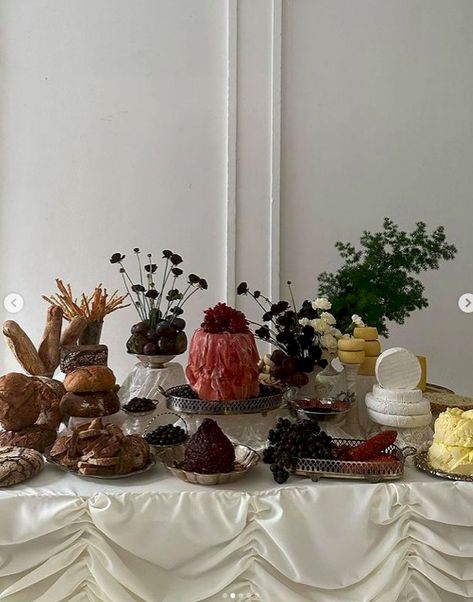 Live Dessert Station, Parisian Dinner Party, Brunch Inspiration, Food Catering, Dinner Table Setting, Inspo Instagram, Food Display, Event Food, Wedding Mood Board