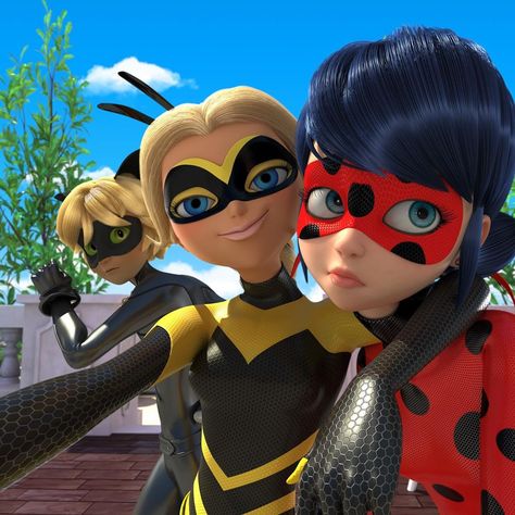 ust reminding everyone of when Queen Bee saved the day. (AGAIN!) Guess these two helped a little, but I did all the hard work Comics Ladybug, Chloe Bourgeois, الفن الرقمي, Ladybug Wallpaper, Miraculous Ladybug Oc, Miraculous Ladybug Memes, Miraculous Ladybug Wallpaper, Adrien Y Marinette, Miraculous Characters