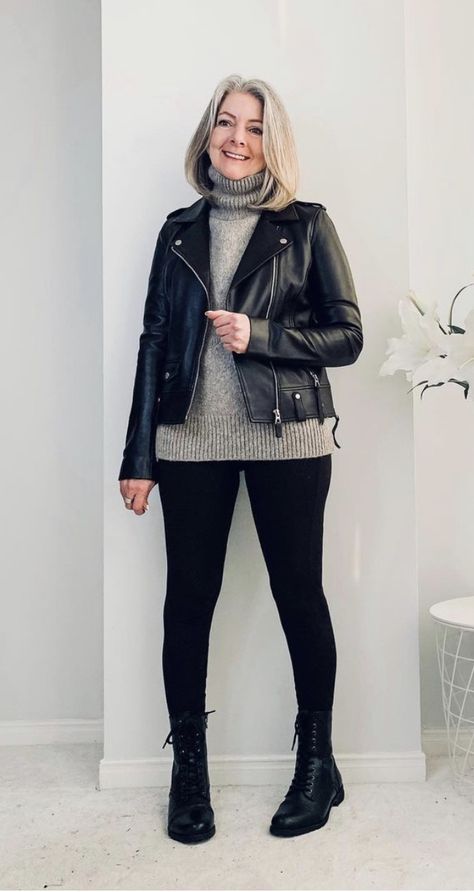 London Winter Outfits Plus Size, Plus Size Biker Jacket Outfit, Leather Jacket With Leggings, Fall Outfits 2024 Plus Size, Outfits Invierno Plus Size, Plus Size Leather Jacket Outfit, Plus Size Leather Jacket, Trendy Maternity Outfits, Suede Outfit