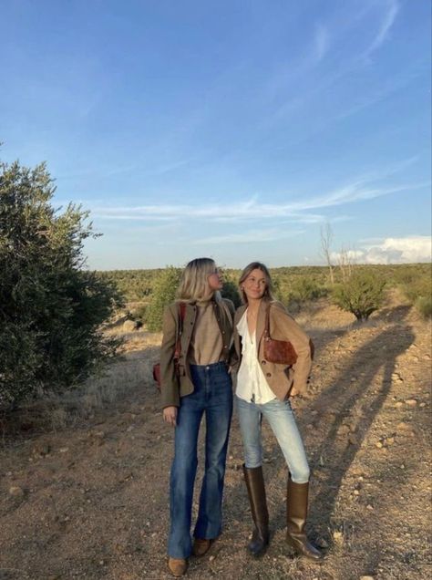 Southwest Womens Style, Crunchy Professional Outfits, Countryside Fashion Aesthetic, Colorful Western Outfits, Countryside Outfits Women, Fall 2023 Aesthetic, Modest Country Outfits, British Summer Outfits, Outfit Campo