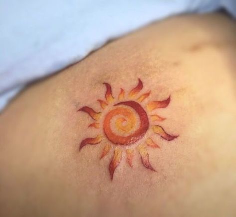 Yellow Tattoo, Belly Button Tattoo, Tattoo Sonne, Sunshine Tattoo, Sun Tattoo Designs, Hippie Tattoo, Funky Tattoos, Tattoo Parlor, Fire Tattoo