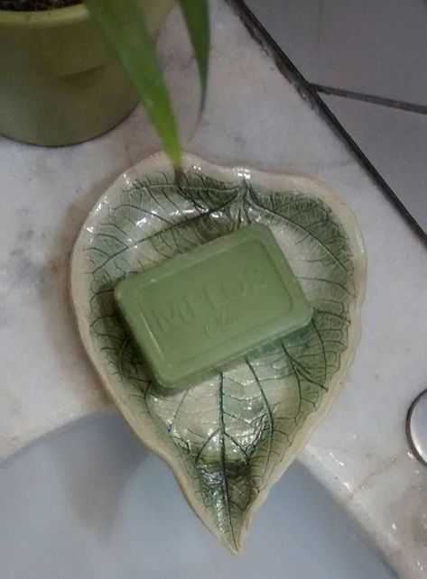 Leaf Soap Dish, Air Dry Clay Soap Dish Diy, Soap Dishes Ceramic, Soap Holder Ceramic, Air Dry Clay Soap Dish, Beginner Ceramics Projects, Utilitarian Ceramics, Clay Soap Dish, Výtvarné Reference