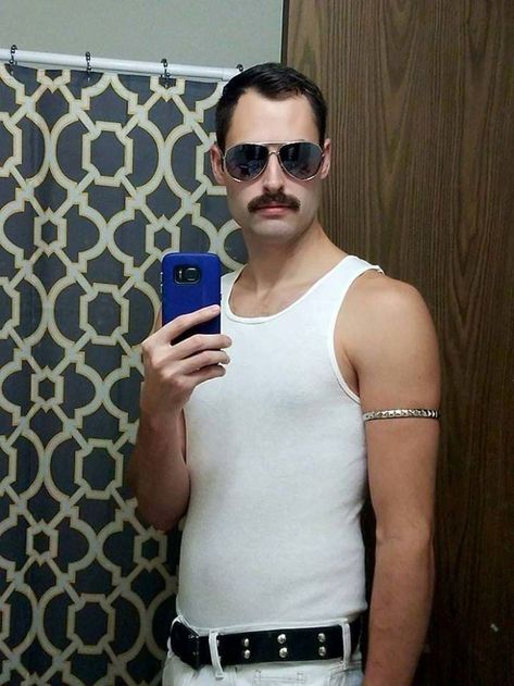 Halloween Kostüm Baby, Cowboy Halloween Costume, Mom Costumes, Kostuum Halloween, Clever Halloween, Costumes College, Clever Halloween Costumes, Diy Kostüm, Freddy Mercury