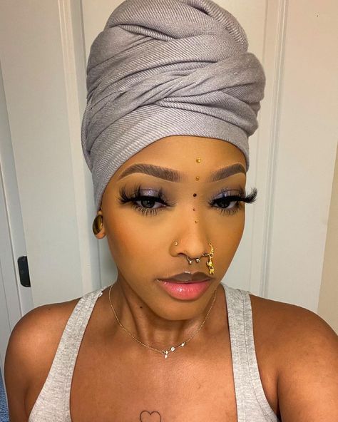 Earthy Makeup Looks, Headwrap Ideas, Earthy Makeup, Headwrap Styles, Fire Makeup, Boho Makeup, Cute Nose Piercings, Cute Natural Hairstyles, Honey Brown Hair