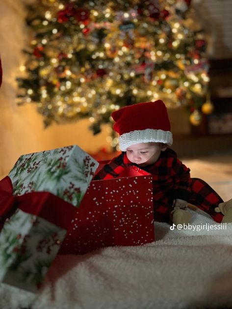 Toddler Christmas Pictures, Baby Christmas Photoshoot, Newborn Christmas Pictures, Baby Christmas Photography, Portable Playpen, Christmas Baby Pictures, Christmas Family Photoshoot, Baby Christmas Photos, First Christmas Photos