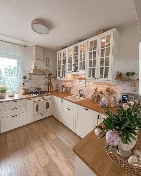 Kitchen Ideas 2023 Trends, House Interior Aesthetic, Cottage Core Kitchen, Cupboard Ideas, Colorful Bedroom Decor, House Wall Decor, Country Cottage Kitchen, Styl Shabby Chic, Studio Apartment Living