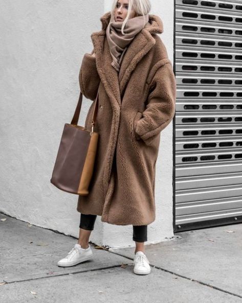 Max Mara Teddy Coat, Teddy Coat Outfit, Mode Russe, Mantel Outfit, Outfit Jeans, Looks Street Style, Teddy Coat, Moda Plus, Coat Outfits