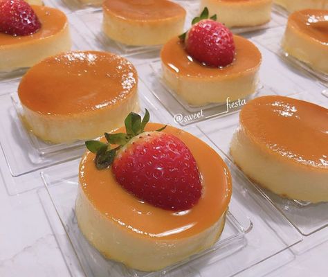 Mini Flan Wedding, Flan Ideas Dessert, Mini Flan Decoration Ideas, Mini Flan Cups For Party, Flan Dessert Presentation, Flan Dessert Cups, Wedding Flan, Mini Flans Desserts, Mini Chocoflan Cupcakes