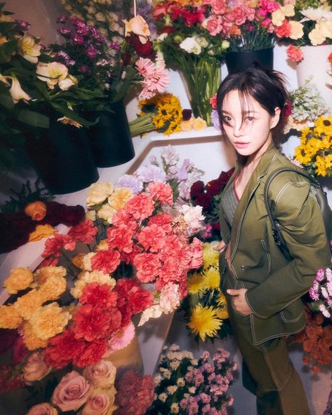 Kim Sejeong Models Longchamp for Elle Korea D Edition Kim Sejeong Photoshoot, Photoshoot With Flowers, Kim Se Jeong, Se Jeong, Elle Korea, Kim Sejeong, Cover Story, Elle Magazine, Men's Korean Style