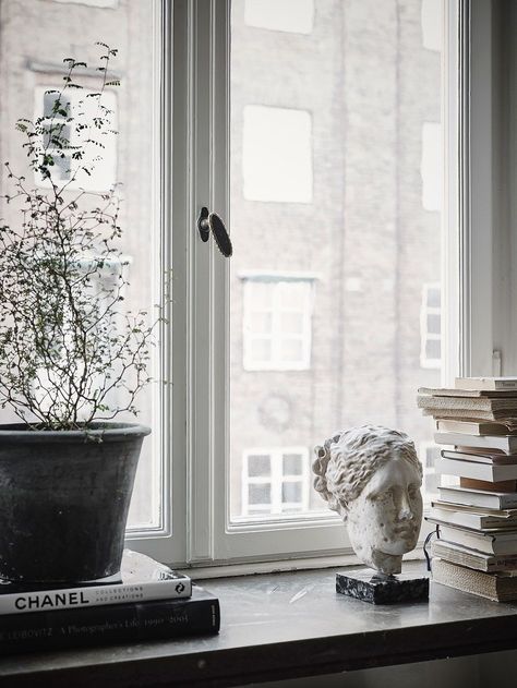 Window Sill Decor, Swedish Apartment, Scandinavian Style Interior, Scandinavian Interior, Scandinavian Home, Cheap Home Decor, Home Details, Window Sill, Window Decor