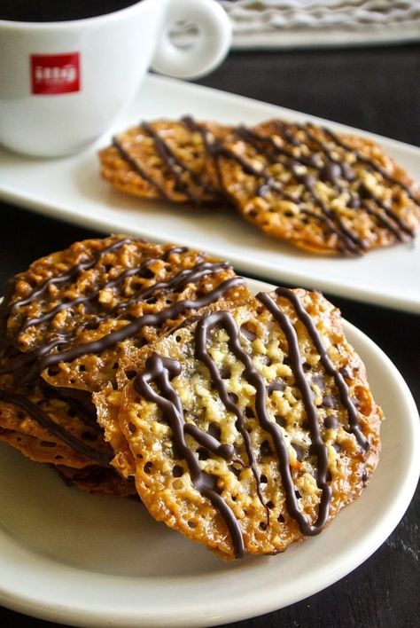 Found on Culinary Gingerhttp://www.culinaryginger.com/2014/03/florentine-cookies.html Florentine Cookies, Almond Cookie, Cookies With Chocolate, Lace Cookies, Oreo Dessert, Italian Cookies, Almond Cookies, Tea Cakes, Mini Desserts