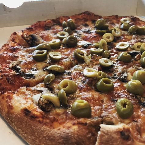 Crispy Pizza funghi with green olives. Crispy Pizza, Green Olives, Melted Cheese, Homemade Pizza, Vegetable Pizza, Pizza, Cheese, Green, Pizzas