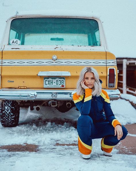 Go out and see the world in 2019! #dreamerswhotravel // via @inthefrow Ski Onesie, Ski Trip Outfit, Apres Ski Style, Apres Ski Party, Mode Retro, Winter Travel Outfit, Winter Schnee, Retro Ski, Ski Outfit