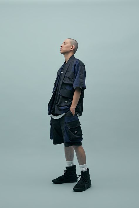 Wisdom SS20 Asian Street Fashion Men, Streetwear Poses, 남성 근육, Streetwear Photoshoot, Men Photoshoot, Summer Lookbook, Character Poses, Japan Fashion, Model Poses