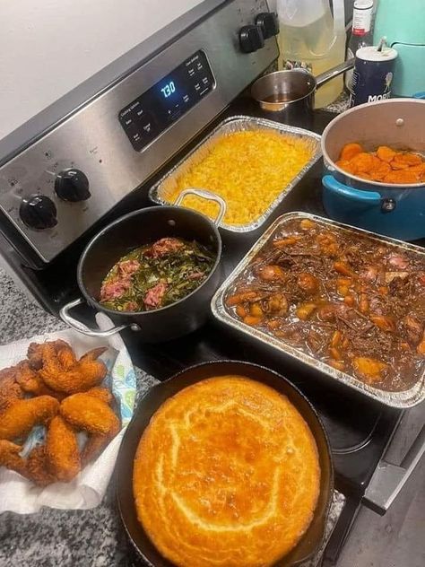 Crockpot Recipes For Big Families, Sunday Meals Black People, Dinner Black People, Breakfast Ideas Black People, Soul Food Breakfast, Dinner Ideas Black People, Food Black People, Soul Food Plates, Soulaan Culture